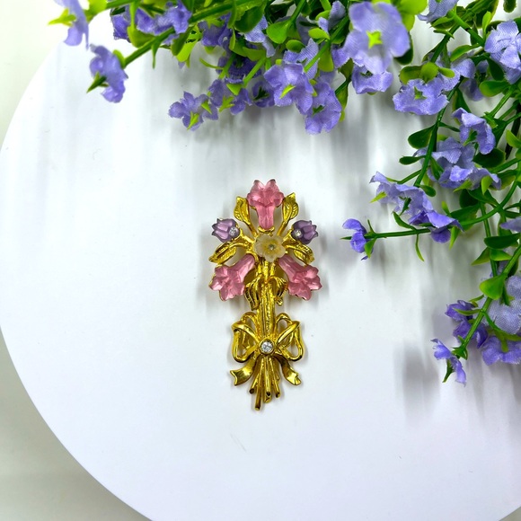 Jewelry - Frosted Glass Flower and Crystal Vintage Gold Plated Brooch